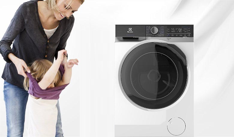 Máy giặt sấy Electrolux inverter 8 kg EWW8023AEWA thêm quần áo khi đang giặt