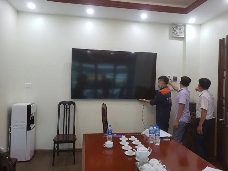 Nhân viên điện máy Mạnh Nguyễn lắp đặt tivi 