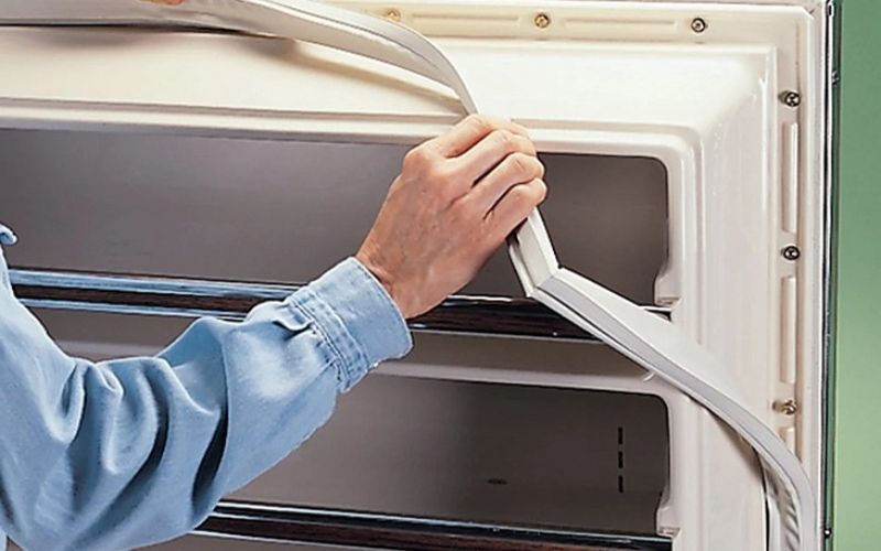  Thường xuyên kiểm tra gioăng tủ lạnh xem có bị hở hay không